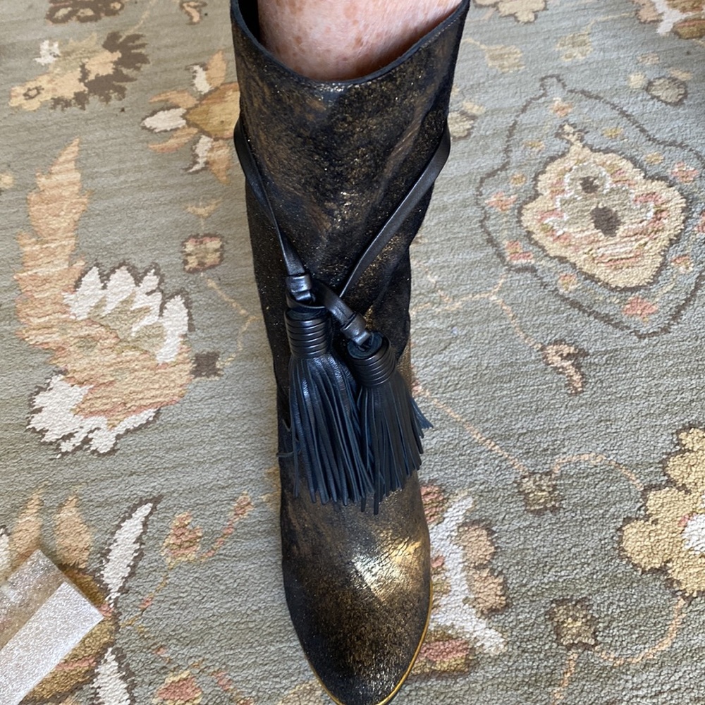Lanvin Boots new never worn . Gold shimmer, black tassels. - Picture 9 of 14